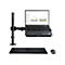 Ein schwarzer Laptop ist auf einem Monitorarm befestigt, daneben eine Tastatur und eine Maus. Auf dem Laptop-Bildschirm Diagramme.