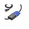 Ein USB-auf-VGA-Adapter, teilweise auf weißem Hintergrund. Der Adapter ist schwarz und hat blaue Akzente, mit dem Logo „StarTech.com“. Ein USB-Stecker und ein VGA-Stecker sind sichtbar.