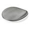 Grauer, ovaler Sitz mit weissem Rand, isoliert vor weissem Hintergrund.