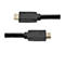 Zwei schwarze HDMI-Kabel, die nebeneinander auf weißem Hintergrund liegen. Der HDMI-Anschluss hat einen goldenen Stecker.