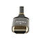 Nahaufnahme eines HDMI-Kabels. Der Stecker ist silberfarben mit der Aufschrift HDMI. Die Kabelummantelung ist schwarz.