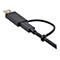 Schwarzes USB-Kabel. Der USB-Stecker ist nach oben gerichtet, das Kabel biegt sich in einer Schlaufe zurück.