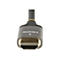 Nahaufnahme eines HDMI-Kabels mit Metallstecker. Das HDMI-Logo ist deutlich sichtbar.