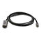 Ein schwarzes HDMI-Kabel mit USB-C-Anschluss, liegt auf weißem Hintergrund.