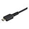 Nahaufnahme eines schwarzen Micro-USB-Kabels. Das Kabel ist an einem Ende mit einem USB-Anschluss und am anderen mit einem Kabel verbunden. Auf dem Anschluss steht "StarTech.com".