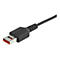 Nahaufnahme eines schwarzen USB-Kabels mit roter Innenseite.