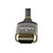 Nahaufnahme eines grauen HDMI-Kabels mit vergoldetem Anschluss, HDMI-Logo.