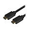 Ein schwarzes HDMI-Kabel mit vergoldeten Anschlüssen. Der Hintergrund ist weiß.