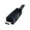 Nahaufnahme eines schwarzen Micro-USB-Kabels. Stecker mit USB-Symbol. Glänzender Metallanschluss.