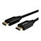 Ein schwarzes HDMI-Kabel mit vergoldeten Anschlüssen, die auf einem weißen Hintergrund liegen. Auf einem Stecker steht "HDMI", auf einem anderen "StarTech.com".
