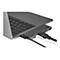 Ein Laptop mit einer angeschlossenen grauen USB-C-Dockingstation und diversen Kabeln.