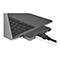 Grauer Laptop mit angeschlossenen Kabeln und USB-Hub. Schwarze Tastatur, HDMI, USB-C-Kabel.