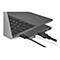 Grauer Laptop mit angeschlossenen Kabeln und einem Hub, auf dem 'StarTech' steht.