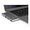 Grauer USB-C-Hub, angeschlossen an einem Laptop, mit HDMI, USB-A, Kartenleser und Ladeanschluss.