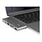Ein silberner USB-C-Hub, der an einem Laptop angeschlossen ist. Auf dem Hub sind verschiedene AnschlÃ¼sse deutlich zu sehen.