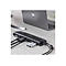Schwarzer USB-C Hub mit angeschlossenen Kabeln und zwei USB-Sticks, neben einem grauen Laptop auf einem Holztisch.