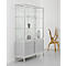 Ein modern gestalteter Vitrinenschrank aus Metall und Glas, mit offenen Regalen und grauer Unterschrankfläche.