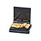 Schwarzer Sandwichmaker mit offenem Deckel und goldbraun getoasteten Sandwiches auf der Grillfläche.
