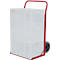 Een rode trolley geladen met drie transparante plastic dozen. De trolley heeft twee wielen en een rode lusgreep.