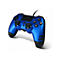 Blauer, kabelgebundener Controller mit schwarzen Knöpfen auf weißem Hintergrund. Der Controller hat mehrere Knöpfe und Joysticks.