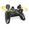 Ein schwarzer Gamecontroller mit abnehmbaren Knöpfen. Gelbe Pfeile zeigen die Austauschbarkeit der Knöpfe.