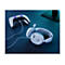 Weißes Gaming-Headset und Controller auf blauem Untergrund. Das Headset hat ein Mikrofon, der Controller lila Knöpfe.