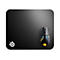Schwarzes Mauspad mit abgerundeten Ecken und SteelSeries Logo. Darauf eine schwarze Gaming-Maus mit RGB-Beleuchtung.