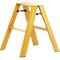 Gelbe, zusammenklappbare Trittleiter aus Metall, Vorderansicht.