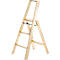 Goldfarbene Trittleiter, die ausgeklappt auf einem weissen Hintergrund steht.