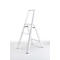 Weisse Stehleiter, freistehend, auf weissem Hintergrund. Zwei Stufen, zwei Füsse und ein Rahmen.