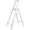 Weisse Trittleiter vor weissem Hintergrund. Die Leiter ist aus Holz und hat zwei Sprossen.