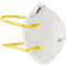 Een wit ademhalingsmasker met gele oorlussen ligt schuin in de afbeelding. Op het masker is een grijze tekst te zien.