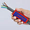 Hand houdt een rood, blauw KNIPEX gereedschap vast. Kabels zitten in een grijze geribbelde buis. Enkele draden steken uit.