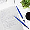 Vue de dessus d'un bureau avec un bloc-notes, des stylos, du café et une plante. Un problème de géométrie est visible sur le bloc-notes.