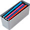 Caja gris con bolígrafos de colores. Bolígrafos azules, rosas, rojos y verdes visibles.