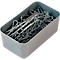 Grijze doos gevuld met paperclips.