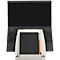 Ordinateur portable sombre, en dessous une tablette blanche avec un carnet noir et un stylo orange.