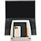 Ordinateur portable gris, un carnet ouvert, un smartphone et un stylo reposent sur un organiseur de bureau blanc.