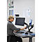 Une femme travaille à un bureau réglable en hauteur avec un moniteur, un ordinateur portable, un clavier et une souris. Elle utilise l'ordinateur portable.