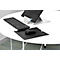 Clavier d'ordinateur noir, souris et ordinateur portable sur une table blanche. L'ordinateur portable est sur un support argenté.