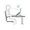 Croquis d'une personne au bureau démontrant une posture ergonomique avec un support pour ordinateur portable, coche verte au-dessus.