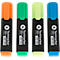 Quatre surligneurs orange, vert, jaune et bleu côte à côte. Corps noirs, écriture blanche.