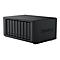 Schwarzes Synology NAS-Gerät mit 8 Einschüben, grünen LEDs, Synology-Logo und Modellbezeichnung DS1825+.