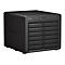 Un appareil NAS Synology noir. Il y a 12 emplacements pour disques durs à l'avant. Des indicateurs d'état sont situés en haut.