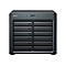 Schwarzes NAS-Gerät mit 12 Einschüben für Festplatten, Beschriftung Synology und diversen LEDs.