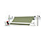 Une machine tenant un rouleau de tissu vert clair. Un cadre métallique supporte le rouleau et permet de dérouler le tissu.