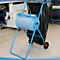 Chariot de nettoyage bleu avec rouleau de papier, à côté d'un sac noir. Impression : Kimberly-Clark.