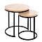 Deux tables d'appoint rondes en bois avec des cadres en métal noir. La table supérieure repose sur l'autre.