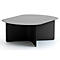 Table basse en métal noir à la forme organique et au pied en croix sur fond blanc.