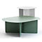 Deux tables d'appoint modernes aux formes organiques arrondies en vert sauge et gris clair sur fond blanc.